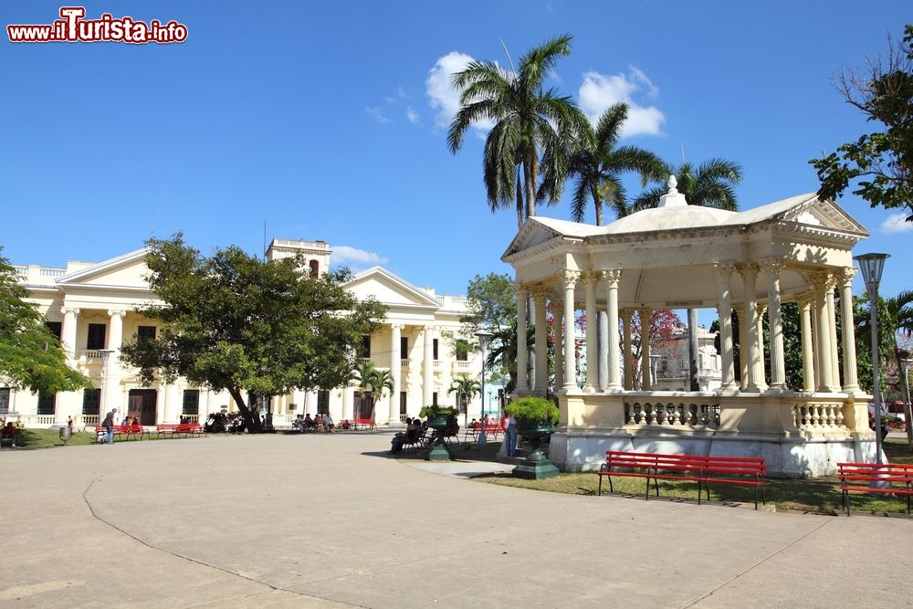 Immagine La piazza principale di Santa Clara (Cuba) è nota con il nome di Parque Vidal. Qui si trovano un chiosco, molte panchine, qualche statua ed è un classico esempio di piazza coloniale - foto© Shutterstock.com