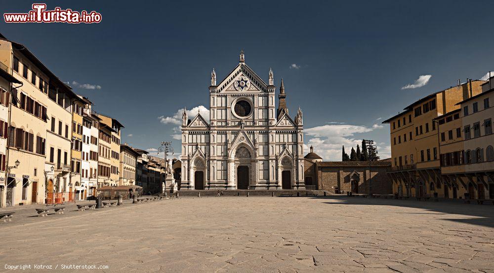 Immagine Piazza Santa Croce a Fienze, priva di turisti a causa del coronavirus covid-19 - © Kotroz / Shutterstock.com