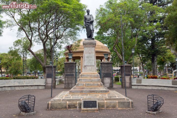 Immagine Piazza Simon Bolivar a San José, Costa Rica. Il monumento dedicato al condottiero militare e politico venezuelano Simon Bolivar ospitato nell'omonima piazza della capitale - © Dmitry Burlakov / Shutterstock.com