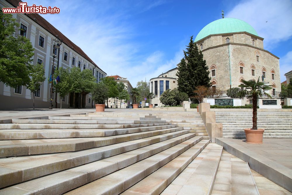 Immagine Piazza Szechenyi e la moschea di Pasha Qasim a Pécs, Ungheria. L'attuale edificio venne costruito da Pasha Qasim il Vittorioso fra il 1543 e il 1546; venne poi convertita in chiesa nel 1702 dopo la conquista della città da parte delle truppe asburgo-ungheresi.