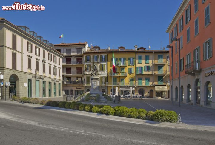 Immagine Un fotografia di Piazza Umberto I, in centro a Sarnico, sulla punta occidentale del LAgo di Iseo in Lombardia - © Walencienne / Shutterstock.com