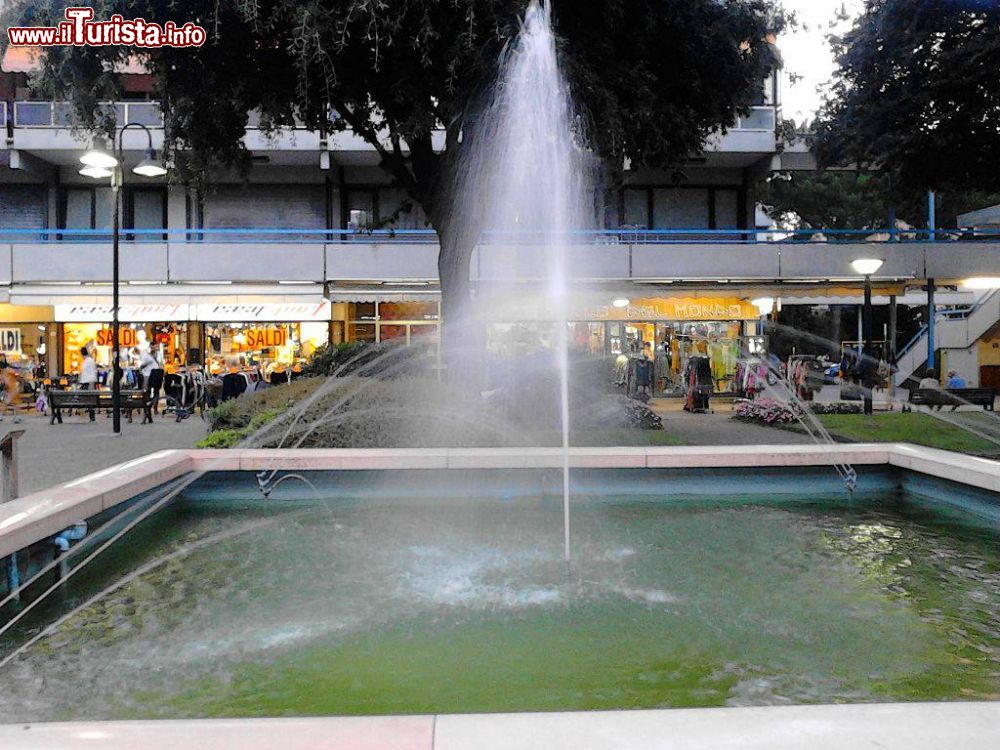 Immagine Piazza dell'Unità a Pinarella di Cervia, Riviera Romagnola - © Brianza2008, CC BY-SA 3.0, Wikipedia