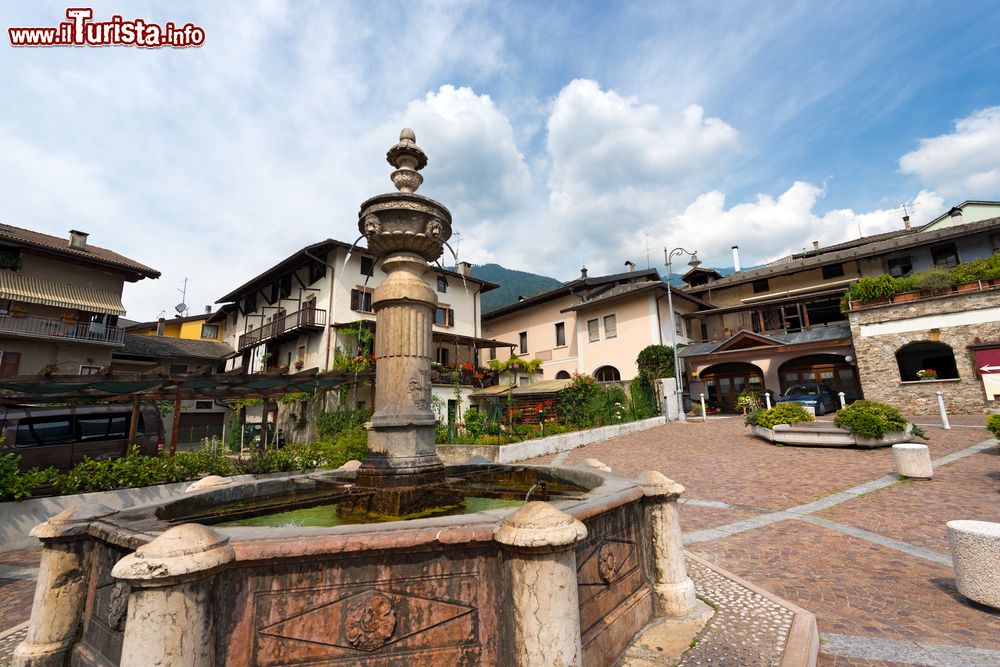 Immagine Piazza Venezia e fontana del 1553 in centro  a Levico Terme in Trentino