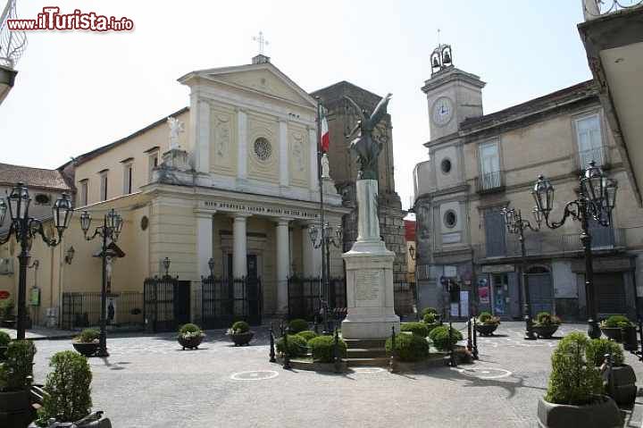 Immagine La centrale Piazza vittoria e la chiesa di San michele Arcangelo in centro a Saviano