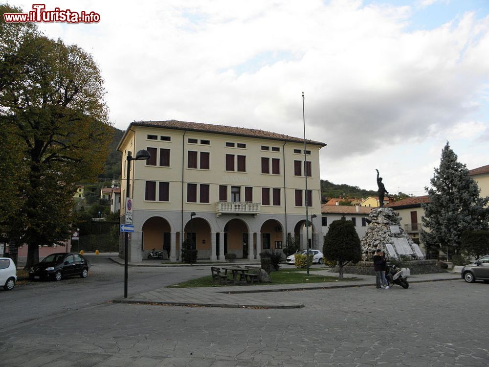 Immagine Piazza Vittorio Emanuele II in centro a Lozzo Atestino, in Veneto