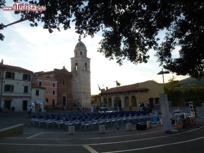 Immagine Piazza Vittorio Veneto a Sirolo, area pedonale estiva