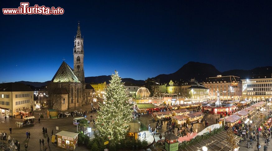 Immagine Piazza Walther, panoramica dei mercatini di Natale di Bolzano, in Alto Adige.