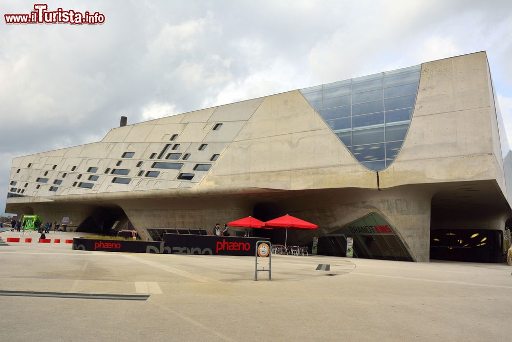 Immagine Piazza Willy-Brandt-Platz a Wolfsburg e il Science Center Phaeno - © Alizada Studios / Shutterstock.com