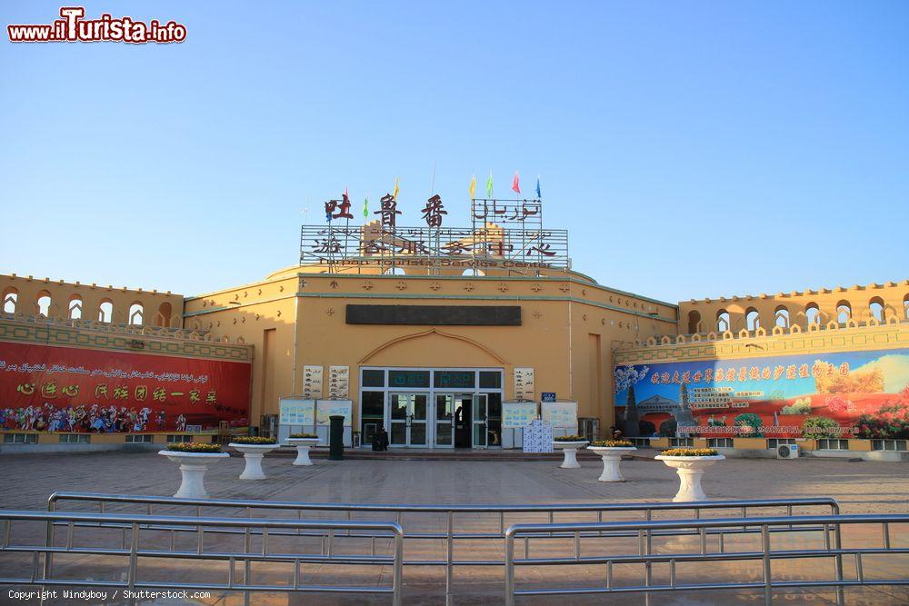 Immagine Piazzale antistante un edificio nel centro di Turpan, Xinjiang, Cina - © Windyboy / Shutterstock.com