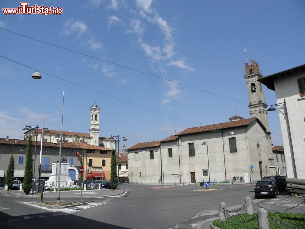 Immagine Piazzale del Monumento ai caduti a Travagliato (Lombardia): lato della Chiesa della Madonna (o della Vergine) di Lourdes. - © Threecharlie -  CC BY-SA 3.0, Wikipedia