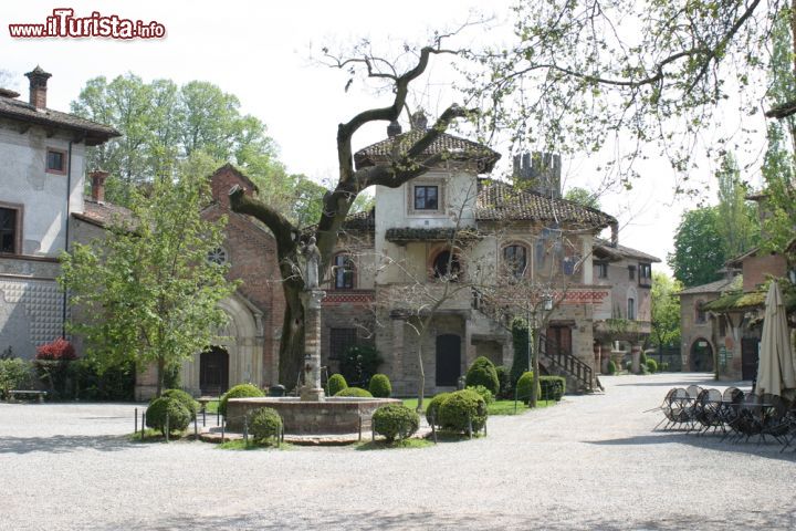 Immagine Piazzetta nel borgo di Grazzano Visconti, Piacenza - Il villaggio, tutto in stile architettonico tre quattrocentesco, è un vero e proprio gioiello incastonato nella pianura padana all'ingresso della Val Nure © Luca Grandinetti / Shutterstock.com