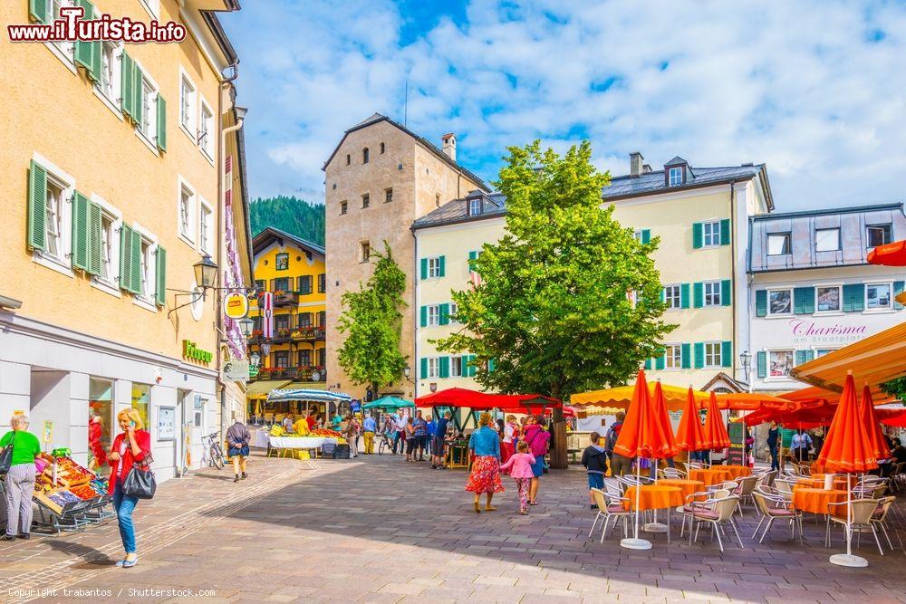 Immagine Una piazzetta del centro storico di Zell-am-See con bar all'aperto e attività commerciali, Austria - © trabantos / Shutterstock.com