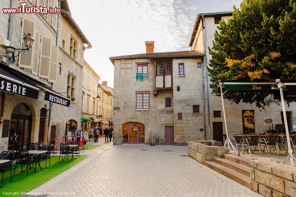 Immagine Piazzetta e via pedonale nel centro storico di Perigueux, Francia - © Anton_Ivanov / Shutterstock.com