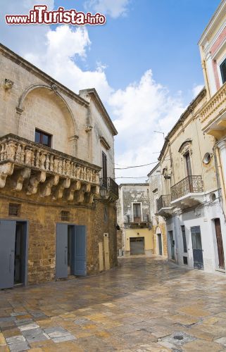 Immagine Una piazzetta lastricata del borgo di Mesagne Puglia - © Mi.Ti. / Shutterstock.com