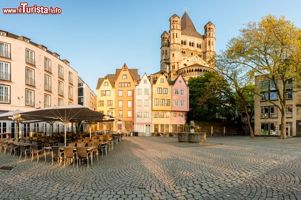 Immagine Una piazzetta nei pressi della Gross Sankt Martin, nel centro di Colonia, Germania.