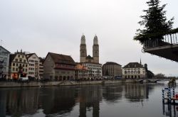 Il Grossmunster, l'antico duomo di Zurigo sulle sponde del Limmat