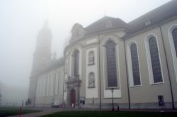 L'ingresso della Stiftskirche, la cattedrale di San Gallo, in una giornata di nebbia