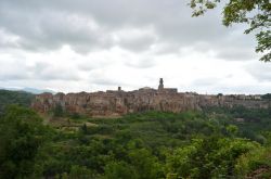 Pitigliano è il pittoresco borgo della Maremma toscana: si erge su di una solitaria rupe di tufo e sembra un villaggio dimenticato dal tempo e dalla storia.