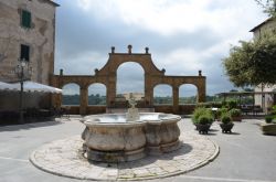 La fontana medicea di Pitigliano, nella Maremma meridionale, Toscana.