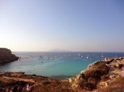 Panorama dell'isola di Levanzo da Favignana, Sicilia. Sullo sfondo la sagoma di Levanzo con la sua piccola superficie emersa di appena 5 chilometri quadrati
