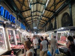 Varvakios Agora, il tradizionale mercato della carne e del pesce di Atene