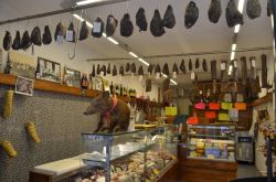 La gastronomia locale della Maremma esposta in un negozio di Pitigliano, in Toscana, provincia di Grosseto.