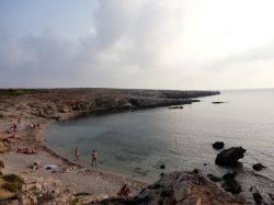 Isola di Favignana nel tardo pomeriggio, Sicilia. Nulla di meglio che ammirare l'isola nel tardo pomeriggio quando il sole si abbassa lentamente sul mare