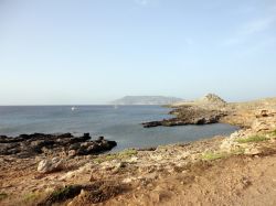 Punta Faraglione a Favignana, Sicilia. Proseguendo verso nord da Punta Ferro si arriva sino a Punta Faraglione, splendida caletta difficile però da raggiungere per via della strada poco ...