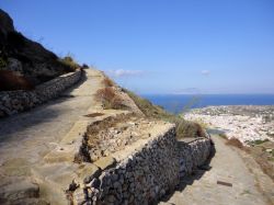 Itinerario sull'isola di Favignana, Sicilia. Da Praia parte il percorso che si snoda per circa 3 km e conduce in cima alla collina alta poco più di 300 metri