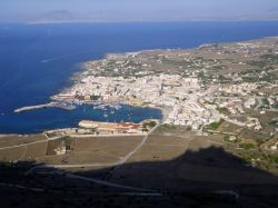 Panorama sul centro abitato di Favignana, Sicilia. Le tradizionali architetture mediterranee dell'isola, caratterizzate da intonaci bianchi, sono state riscoperte e valorizzate

