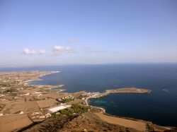 Litorale dell'isola di Favignana, Sicilia. Veduta aerea del paesaggio brullo di quest'isola delle Egadi
