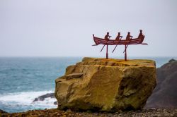 Un monumento ai pescatori eretto su di una roccia della baia di Vagseidi - © Michela Garosi / TheTraveLover.com
