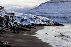 Una spiaggia nera nel piccolo villaggio di Bour sull'isola di Vagar (Faroe) - © Michela Garosi / TheTraveLover.com