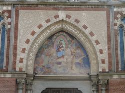 Affresco sul portale d'ingresso della chiesa di Santa Maria della Pieve a Cavallermaggiore - © Davide Papalini, CC BY-SA 3.0, Wikipedia