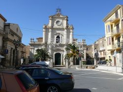 Chiesa nel centro di Santa Caterina Villarmosa in Sicilia.