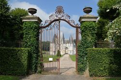 Ingresso al castello d'O di Mortrée, Normandia, Francia. Fatto erigere dalla famiglia d'O , è stato per la maggior parte del tempo adibito a residenza nobiliare. Dal 1964 ...