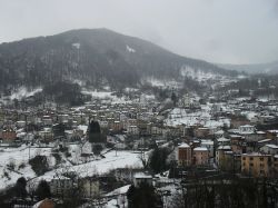 Il panorama di Schignano in Lombardia, dopo una nevicata - © Pifoyde - CC BY-SA 3.0, Wikipedia