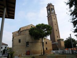 La chiesa di San Leonardo, fotografato nella zona absidale a Villadose di Rovigo