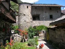 La Tornalla a Valpelline, Valle d'Aosta. Si tratta di una torre a pianta rotonda, situata nei pressi della chiesa parrocchiale del borgo. Risale al XV° secolo e al suo interno si trova ...