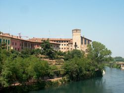 Il Castello di Cassano d'Adda, particolare in regione per la sua posizione, a ridosso del fiume e per la sua struttura con una sola torre di difesa