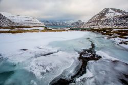 Un fiume gelato con  magico panorama a Eysturoy, Isole Faroe (Danimarca) - © Michela Garosi / TheTraveLover.com
