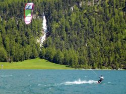Silvaplana è meta ambita per i praticanti di kitesurf, grazie al perenne vento che soffia sul lago