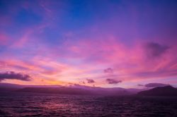 Isole Faroe, nel Mare del Nord: uno spettacolare tramonto dall'isola di Streymoy - © Michela Garosi / TheTraveLover.com
