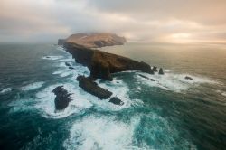 La selvaggia isola di Mykines, nell'arcipelago delle Faroe, sorvolata dall'elicottero - © Michela Garosi / TheTraveLover.com