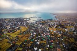 Vista dall'alto della capitale Torshavn e la sua baia - © Michela Garosi / TheTraveLover.com