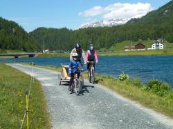 Piste ciclabili immerse nella natura, vacanza ideale per famiglie in Svizzera