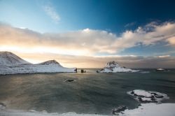 Paesaggio costiero innevato sull'isola di Vagar, arcipelago delle Faroe - © Michela Garosi / TheTraveLover.com