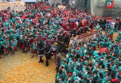 Arancieri e pubblico al carnevale di Ivrea, Piemonte. Immancabile per tanti il berretto frigio, il copricapo rosso simbolo di libertà - © Massimo Sardo / www.storicocarnevaleivrea.it ...