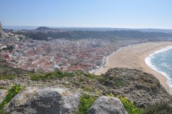 Il panorama di Nazaré fotografato dalla scogliera che domina la città portoghese.