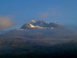Piz Albana visto all'alba tra le nuvole da Srlej, Engadina, Svizzera